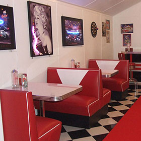 red and white V backrest american 50s diner booth couches and table set, back to back doubleside red 1950s american diner booth couches and table set furniture M-8149